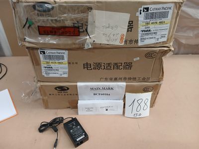 trois boîtes contenant du matériel électronique posées sur une table