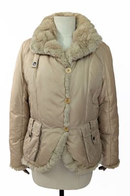 veste sur une tête de mannequin, avec un col en fourrure
