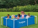 un groupe d'enfants jouant dans une piscine rectangulaire