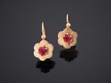 une paire de boucles d’oreilles en or ornées d’une tourmaline rose