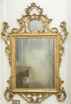 un miroir accroché au mur d'une pièce