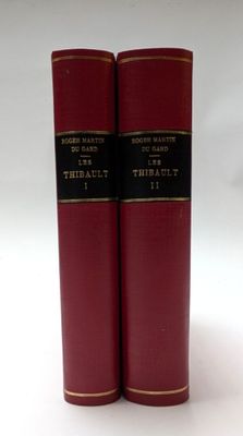 deux livres rouges posés l'un sur l'autre sur une surface blanche