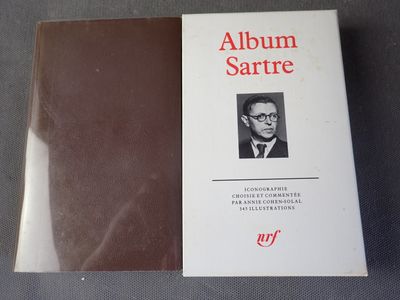 un vieux livre avec la photo d'un homme en costume-cravate