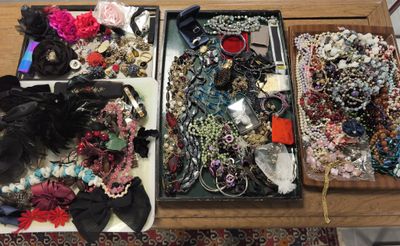 deux plateaux remplis de bijoux variés posés sur une table