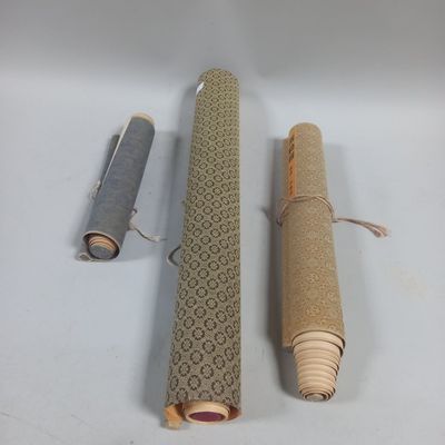 deux rouleaux de papier toilette et un rouleau de papier toilette posés sur une table