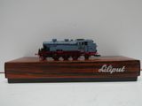 un petit train posé sur un socle en bois