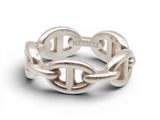 bague en argent avec des maillons entrelacés sur fond blanc, avec un fond blanc
