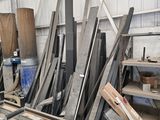 de nombreux morceaux de bois posés sur une table