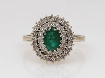 une bague à grappes d'émeraudes et de diamants