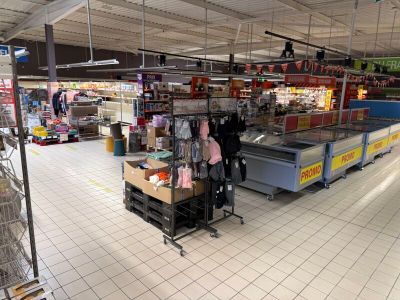 un grand magasin avec de nombreux articles en rayon