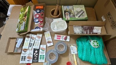 une boîte de fournitures posée sur une table