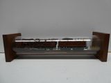 un train miniature dans une vitrine posée sur une table