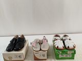 trois paires de chaussures posées sur une table