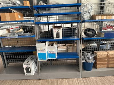 une étagère métallique sur laquelle sont empilées de nombreuses boîtes