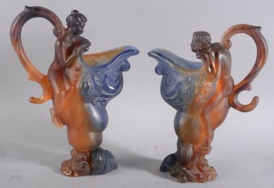 deux vases posés côte à côte sur une surface blanche