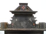 une horloge posée sur une table