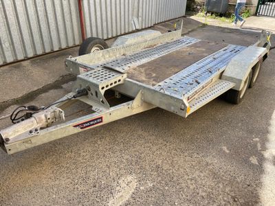 an image of a flatbed trailer parked in front of a building
