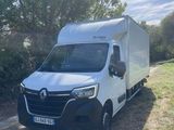 une camionnette blanche garée sur le bord d'un chemin de terre