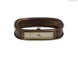 une photo d'un bracelet sur lequel est posée une montre
