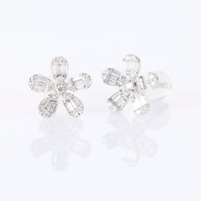 une paire de boucles d'oreilles en forme de fleur, en or blanc et diamants