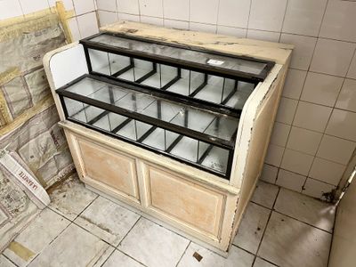 une vitrine dans un coin de la pièce