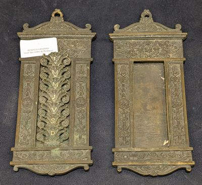 paire de plaques murales anciennes en laiton aux motifs ouvragés
