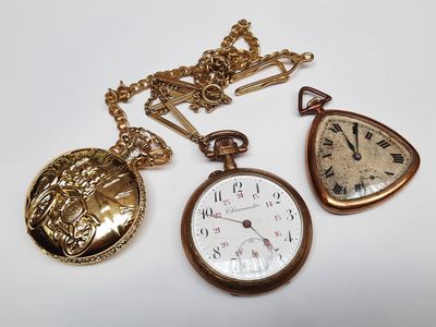 trois types de montres de poche sur une surface blanche