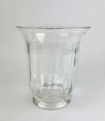 un vase en verre posé sur une table