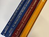 cinq livres empilés les uns sur les autres
