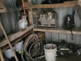 une petite pièce remplie d'outils et d'un seau
