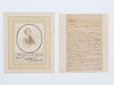 deux vieux journaux sur lesquels figure la photo d'un homme et d'une femme
