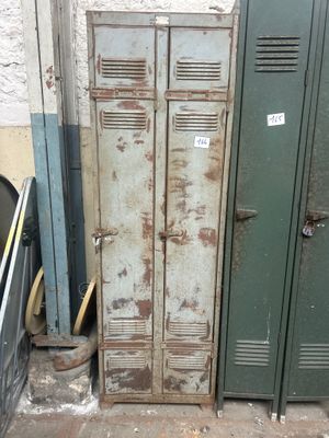 deux vieux casiers métalliques placés l'un à côté de l'autre dans une pièce