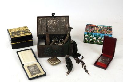plusieurs objets posés ensemble sur une table