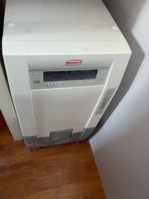 image d'un petit réfrigérateur blanc dans une pièce