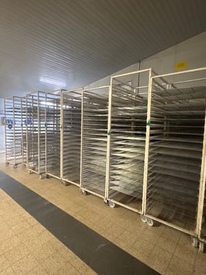 de nombreux plateaux de nourriture posés sur la grille