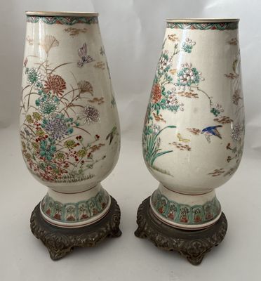 PAIRE DE VASES en faïence à décor floral d'insectes et de vo…