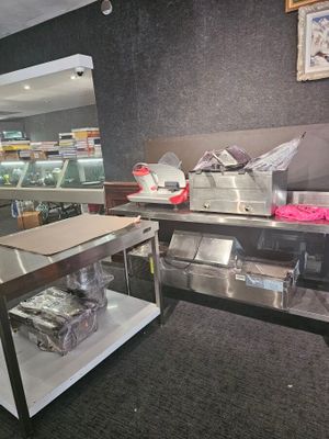une cuisine avec une table et un plan de travail sur lequel sont posés des plats