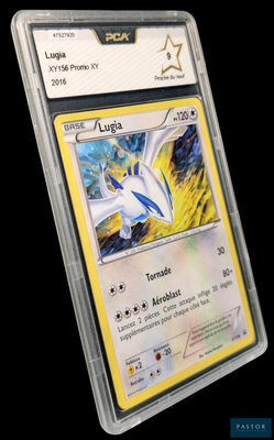 gros plan d'une carte pokemon dans un étui en plastique