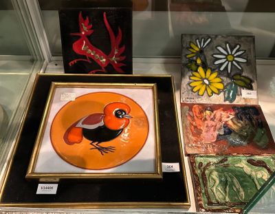 une vitrine sur laquelle est représenté un oiseau