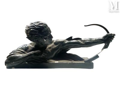 statue d'un homme tenant un arc et une flèche à la main
