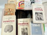 Plusieurs livres sont empilés les uns sur les autres dans une boîte en carton