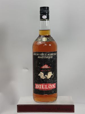 une photo d'une bouteille d'alcool posée sur un support en bois