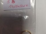 une bague en or dans un sachet en plastique sur lequel est collée une étiquette