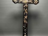 une croix en noir et blanc ornée de fleurs dorées