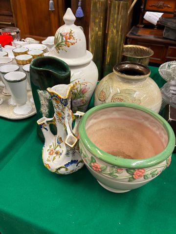 Pot couvert, deux vases, soliflore en faïence. Cache-pot moderne