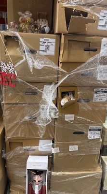de nombreuses caisses de vin posées par terre dans un magasin