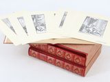 plusieurs livres sont empilés sur une table