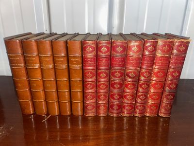 plusieurs vieux livres sont alignés sur une table en bois
