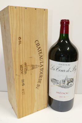 une bouteille de vin posée à côté d'une caisse en bois