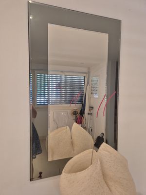 un grand miroir dans un coin de la salle de bains